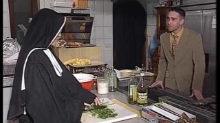 Mutfakta Yemek Yaparken sikilen Rahibe