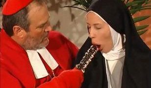 Rahip güzel rahibenin ağzına yapay penis soktu