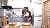 Asyalı kıza mutfakta saldırıyor