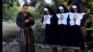Rahibeleri sıralayıp sikiyor