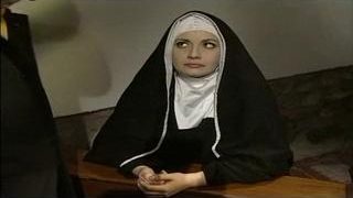 Yaşlı rahibenin götünü yaladı